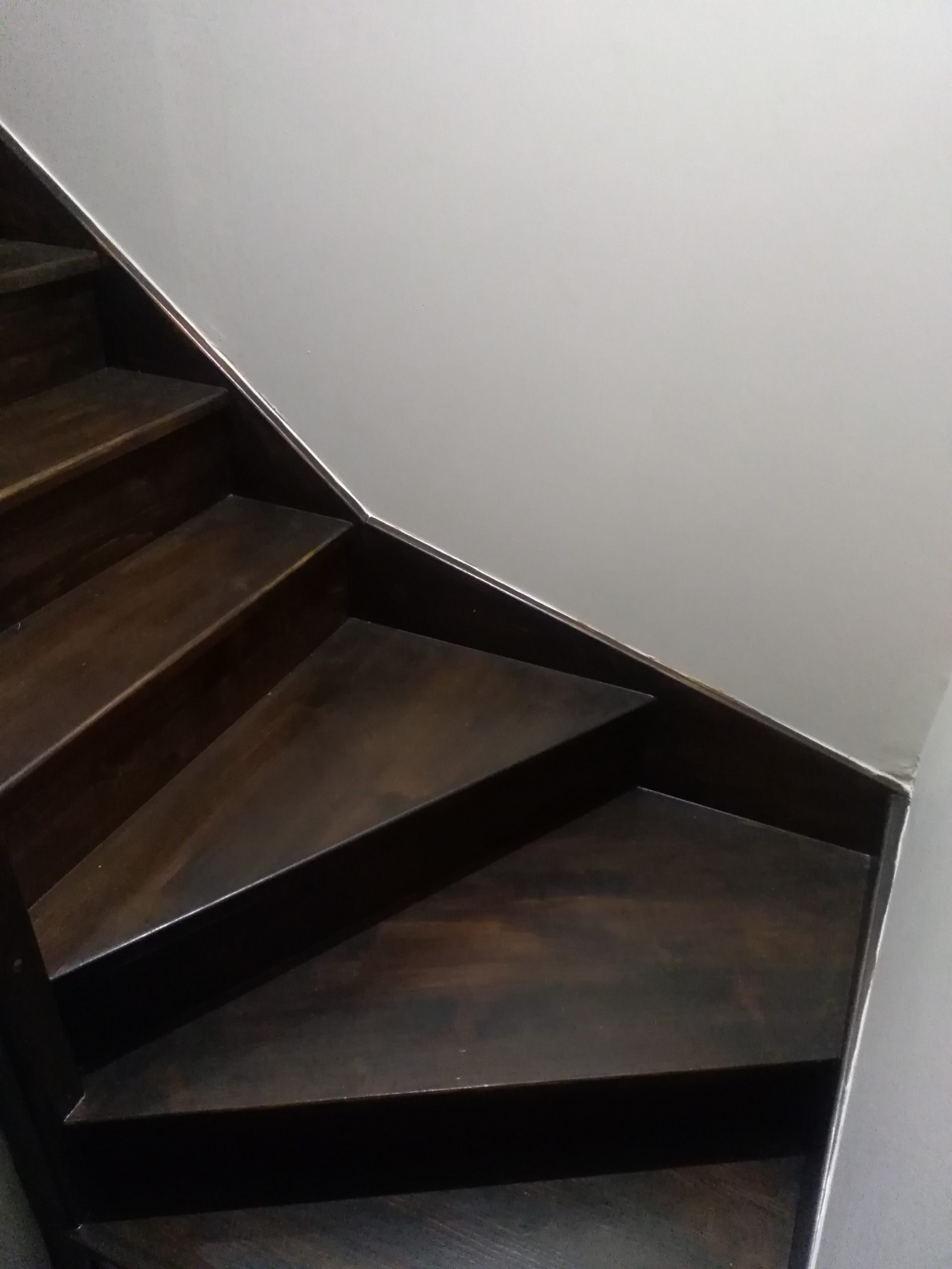 Schody Bystrý smrkové schody s dolním lomením tmavě hnědý lak realizace detail