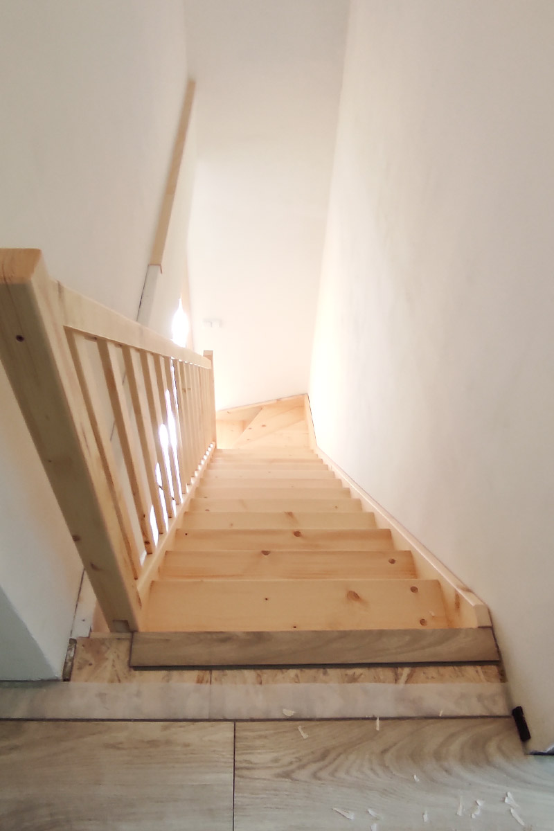 Schody Bystrý smrkové schody s dolním lomením světlý lak realizace shora